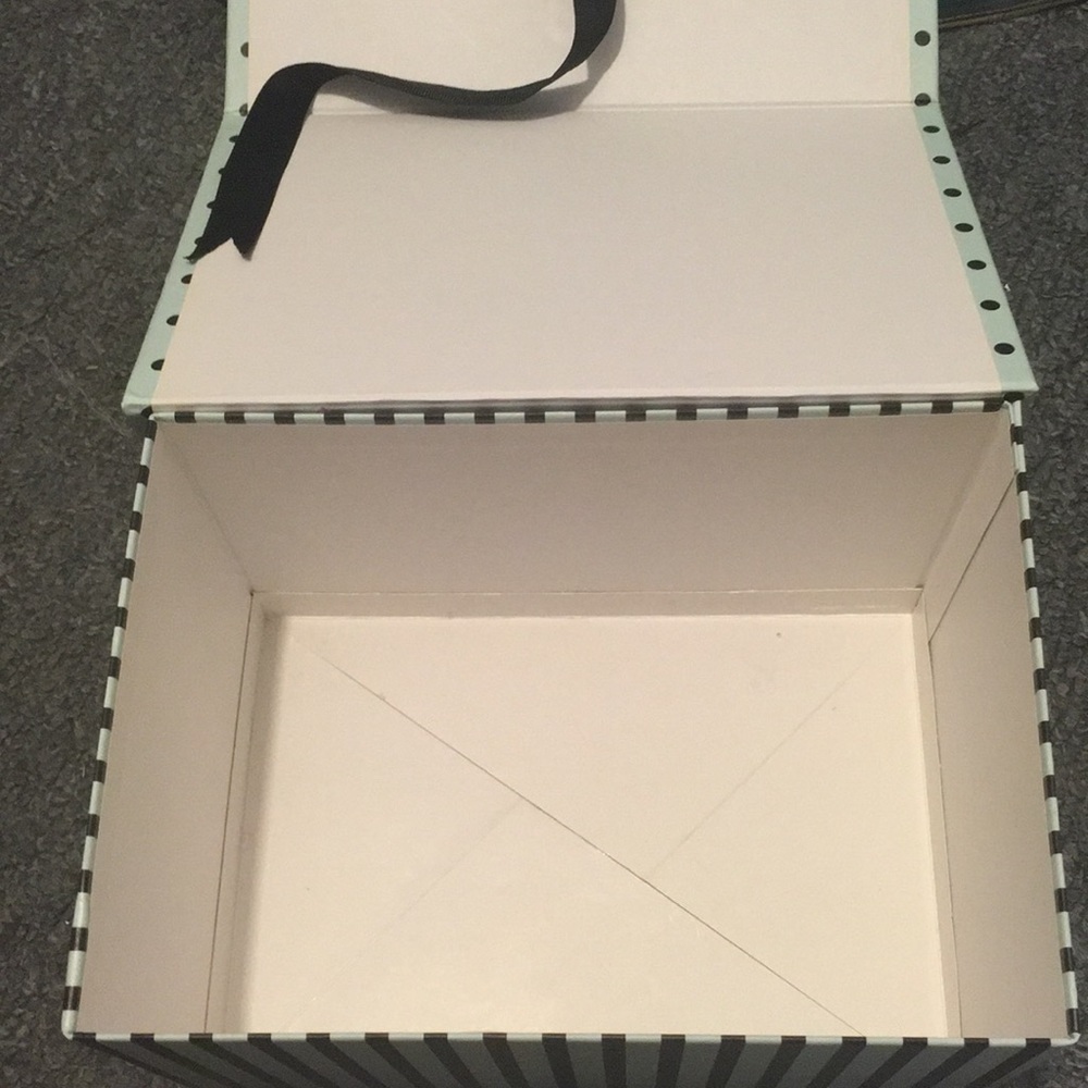 Box - Picture 3 of 4